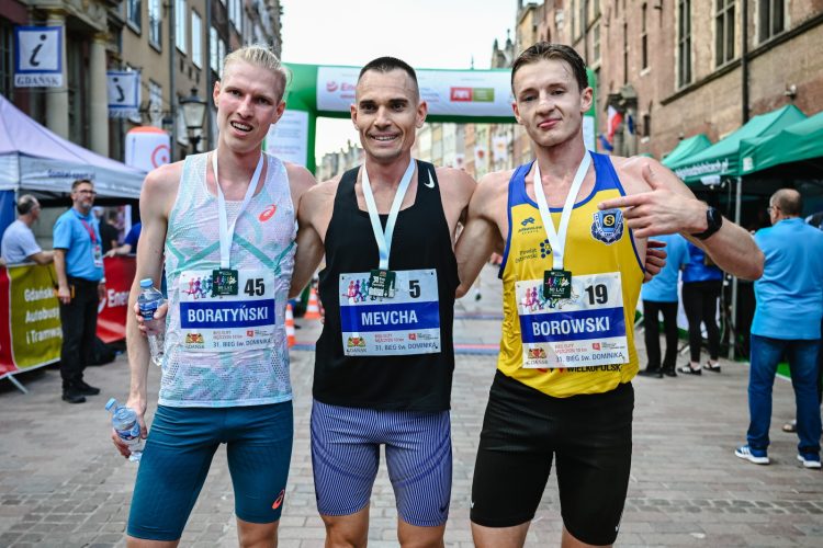 Gdañsk, 02.08.2025. Ukrainiec Mykola Mevcha (C) oraz Polacy Dariusz Boratyñski (L) z KS AZS AWF Wroc³aw i Dawid Borowski (P) z KS Stal LA Ostrów Wielkopolski (fot.PAP/Marcin Gadomski)