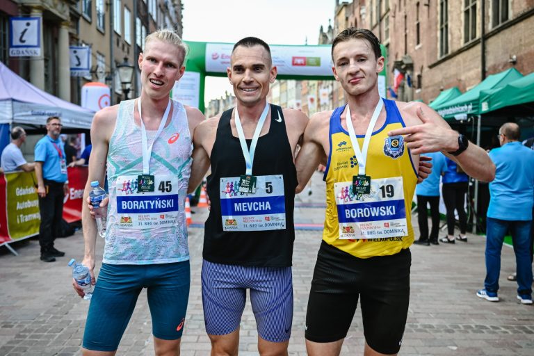 Gdañsk, 02.08.2025. Ukrainiec Mykola Mevcha (C) oraz Polacy Dariusz Boratyñski (L) z KS AZS AWF Wroc³aw i Dawid Borowski (P) z KS Stal LA Ostrów Wielkopolski (fot.PAP/Marcin Gadomski)