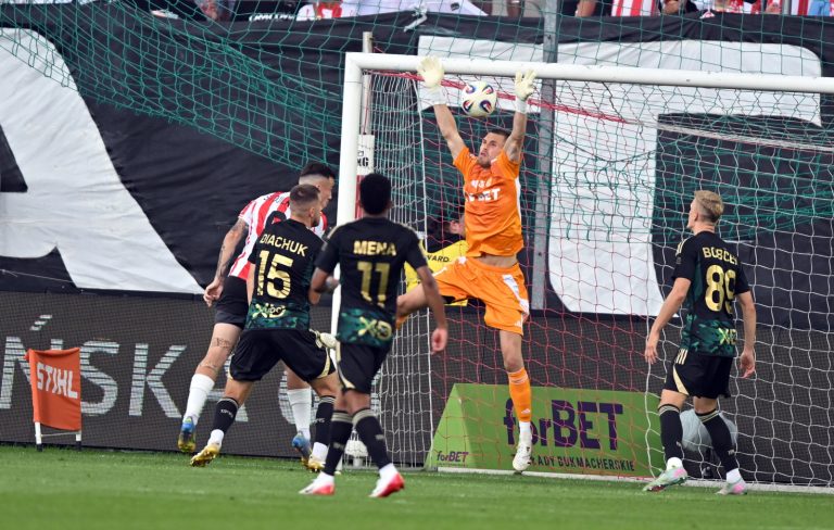 Kraków, 03.08.2025. Bramkarz Lechii Gdañsk Tomas Bobcek (2P) podczas meczu 3. kolejki pi³karskiej Ekstraklasy z Cracovi¹, 3 bm. (js) PAP/Art Service