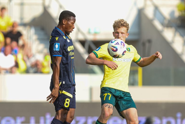 Katowice, 16.08.2025. Zawodnik GKS Katowice Mateusz Kowalczyk (P) i Alassane Sidibe (L) z Arki Gdynia podczas meczu 5. kolejki piłkarskiej Ekstraklasy (fot. PAP/Michał Meissner)
