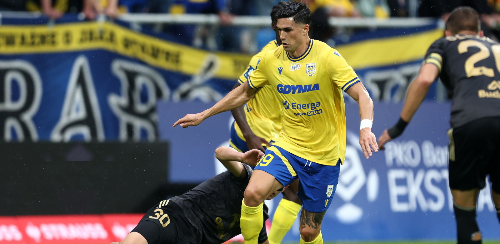 Gdynia, 29.08.2025. Piłkarz Arki Gdynia Edu Espiau (C) i Wiktor Nowak (L) z Wisły Płock podczas meczu Ekstraklasy, (Fot. PAP/Piotr Matusewicz)