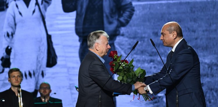 Gdańsk, 29.08.2025. Dyrektor ECS Basil Kerski (P) i wyróżniony, działacz opozycji demokratycznej w latach PRL, senator KO Bogdan Borusewicz (C) podczas gali wręczenia Medali Wolności Słowa (Fot. PAP/Adam Warżawa)
