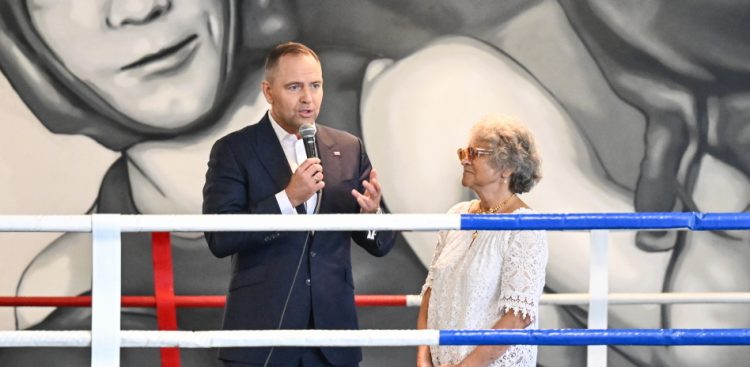Prezydent Karol Nawrocki i córka Jana Biangi Barbara Janczukowicz (fot. PAP/Marcin Gadomski)