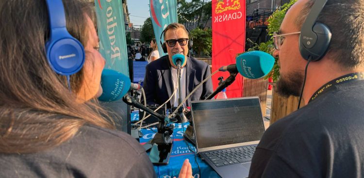 Maciej Orłoś rozmawia z Hanią Brzezińską i Filipem Jędruchem w mobilnym studiu Radia Gdańsk na Octopus Film Festival w Gdańsku (fot. Radio Gdańsk/Paweł Marszałkowski)