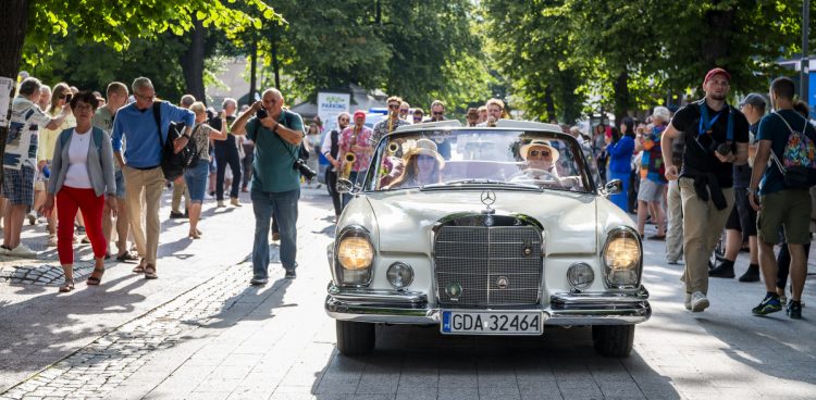Sopot. Parada ulicą Bohaterów Monte Cassino do muszli koncertowej w ramach Sopot Jazz Festival. (fot. KFP/Anna Bobrowska)
