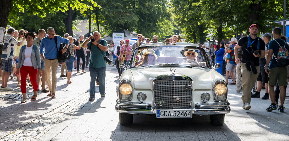 Sopot. Parada ulicą Bohaterów Monte Cassino do muszli koncertowej w ramach Sopot Jazz Festival. (fot. KFP/Anna Bobrowska)