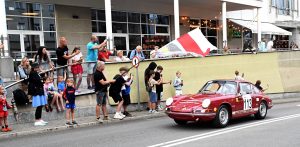 Zdjęcie archiwalne, parada samochodów sportowych w Sopocie (fot. Mariusz Süss)