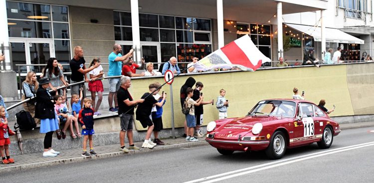 Zdjęcie archiwalne, parada samochodów sportowych w Sopocie (fot. Mariusz Süss)