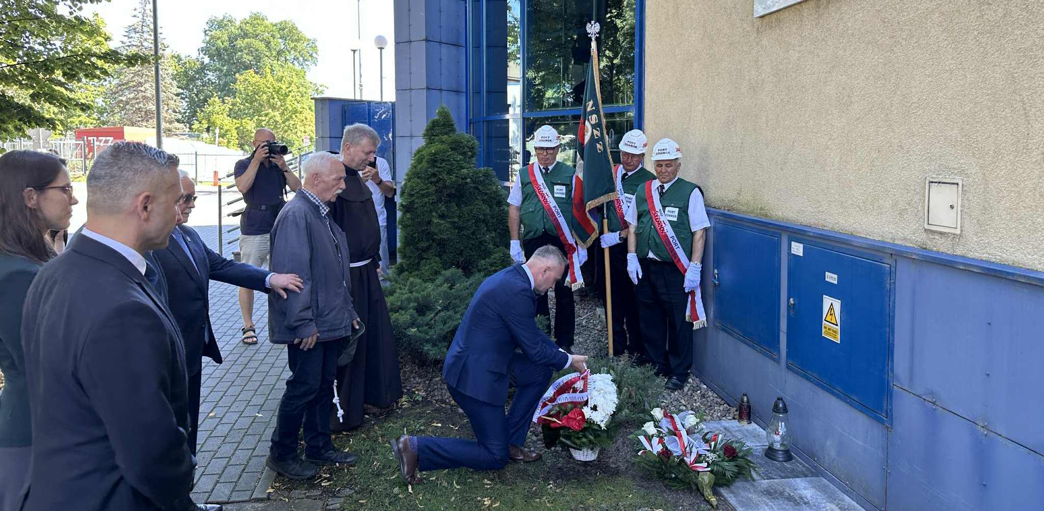 Obchody 45. rocznicy podpisania Porozumień Sierpniowych. Uczestnicy uroczystości złożyli kwiaty pod tablicą upamiętniającą gdańskich portowców przy ul. Zamkniętej (fot. Radio Gdańsk/Filip Jędruch)