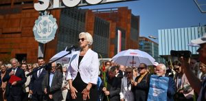 Była pierwsza dama Danuta Wałęsa przemawia podczas uroczystości pod bramą Stoczni Gdańskiej (fot. PAP/Marcin Gadomski)