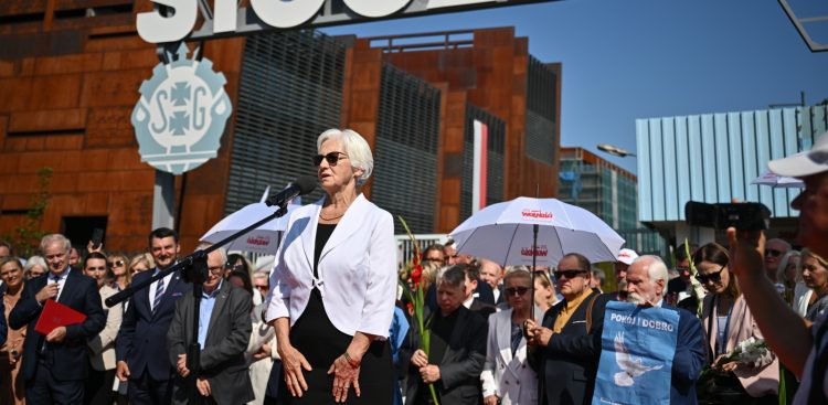 Była pierwsza dama Danuta Wałęsa przemawia podczas uroczystości pod bramą Stoczni Gdańskiej (fot. PAP/Marcin Gadomski)