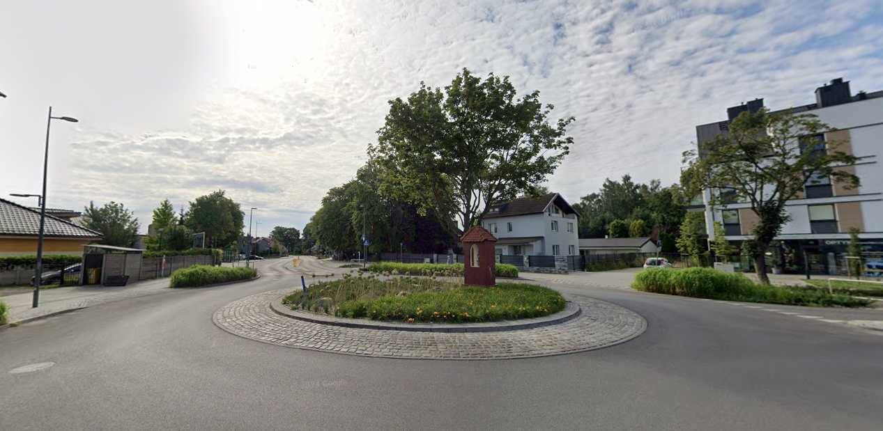 Rondo u zbiegu ulic Pułkownika Stanisława Dąbka i Bosmańskiej (fot. Google Street View)