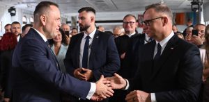 Prezydent RP Karol Nawrocki oraz były prezydent RP Andrzej Duda podczas uroczystego spotkania Zarządu Regionu Gdańskiego NSZZ „Solidarność” w historycznej Sali BHP Stoczni w Gdańsku ( fot. PAP/Adam Warżawa)