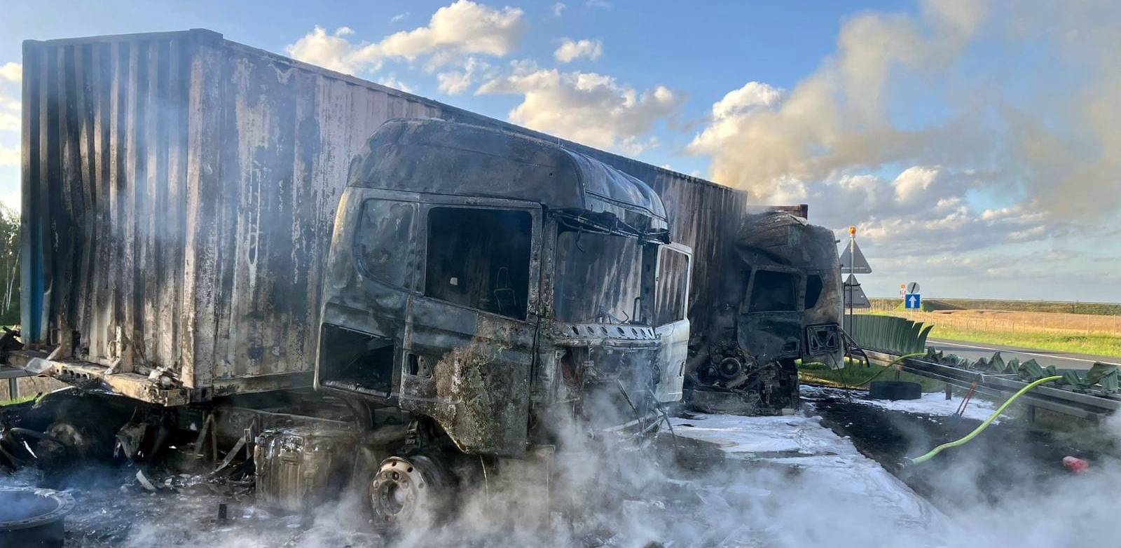 Wypadek na autostradzie A1. Zderzyły się trzy samochody ciężarowe i bus. Nie żyje jedna osoba. Pojazdy zapaliły się (fot. straż pożarna)