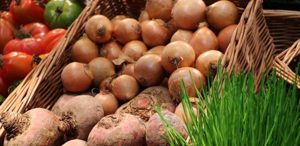 Warzywa leżące w koszach na straganie