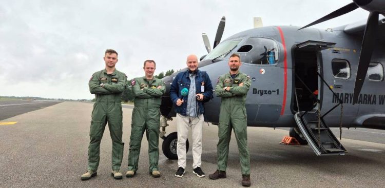 Andrzej Urbański z załogą samolotu An-28 TD z z Brygady Lotnictwa Marynarki Wojennej 43. Bazy Lotnictwa Morskiego w Gdyni-Babich Dołach (fot. Radio Gdańsk)