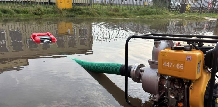 Zalana droga w miejscowości Miszewko w powiecie kartuskim (fot. Facebook/OSP Miszewo)