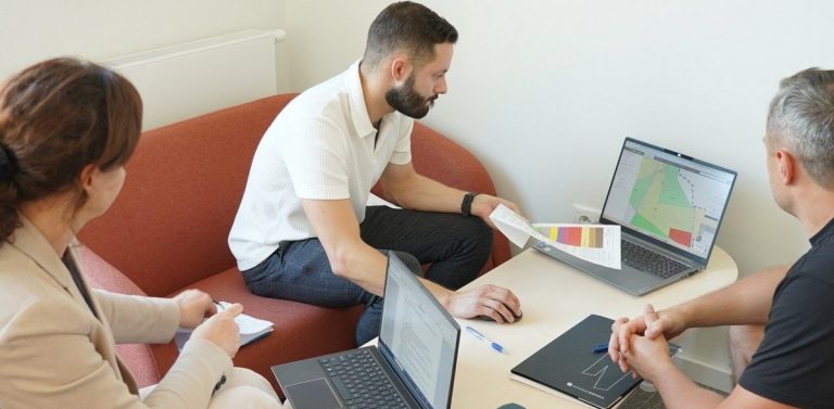 Pierwszy dyżur projektanta w Przystani Widna 2A. Na zdjęciu od prawej mieszkaniec, projektant oraz Iwona Markešić (fot. gdynia.pl/Magda Śliżewska)