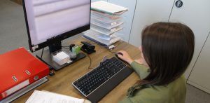 Funkcjonariusza Straży Granicznej podczas kontroli dokumentów (fot. Morski Oddział Straży Granicznej)