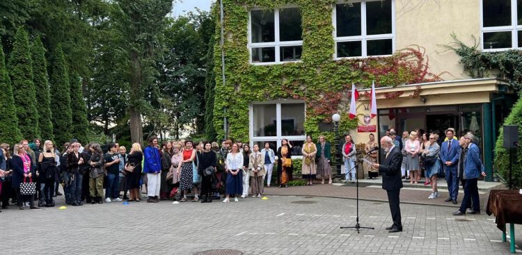 Rozpoczęcie roku szkolnego w Państwowym Liceum Sztuk Plastycznych w Gdyni (fot. gov.pl/Jacek Paluchowski)