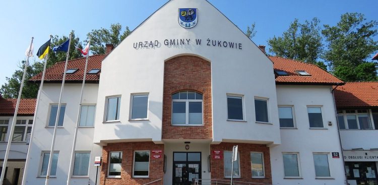 Urząd Gminy w Żukowie (fot. Wikimedia Commons)