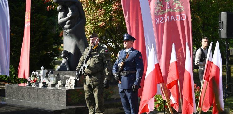 Uroczyste obchody Światowego Dnia Sybiraka przy pomniku Golgoty Wschodu na cmentarzu Łostowickim w Gdańsku (fot. PAP/Marcin Gadomski)