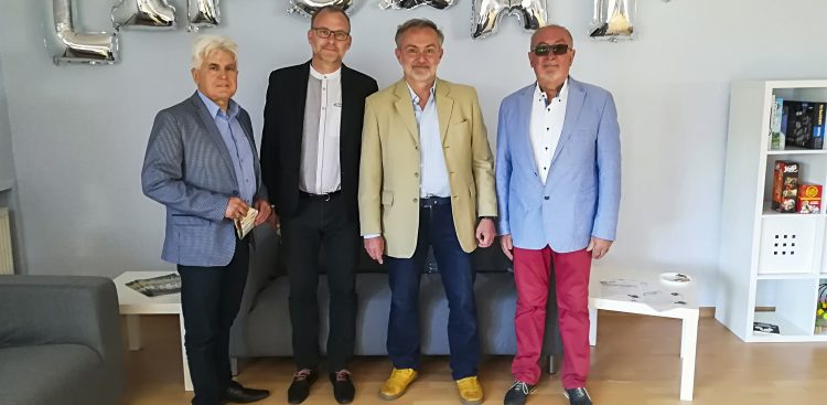 Były prezes Spółdzielni Mieszkaniowej Karwiny Zbigniew Szymański z byłymi władzami Gdyni: wiceprezydentem Gdyni Michałem Guciem, prezydentem Wojciechem Szczurkiem oraz radnym Samorządności Stanisławem Borskim (fot. gdynia.pl)