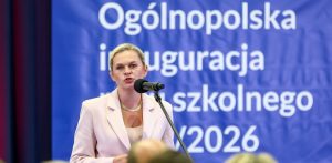 Minister edukacji narodowej Barbara Nowacka wzięła udział w uroczystej inauguracji roku szkolnego 2025/2026 w Zespole Szkół Hotelarsko-Gastronomicznych w Gdyni (fot. PAP/Piotr Matusewicz)