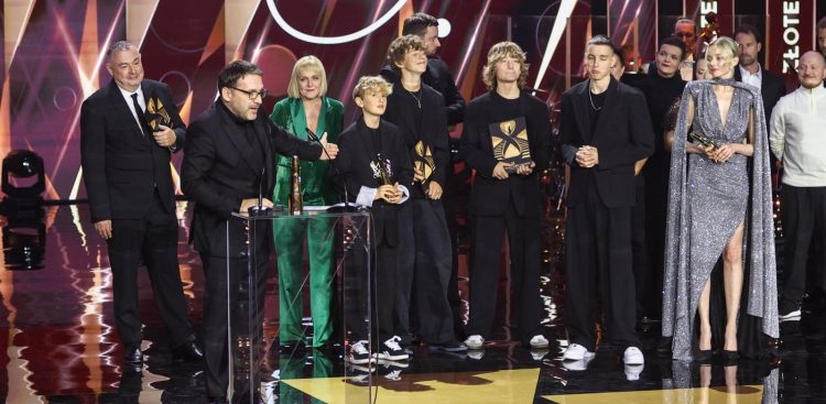 Ekipa filmu "Ministranci" w reżyserii Piotra Domalewskiego odbiera Złote Lwy 50. FPFF w Gdyni, 27.09.2025 r. (fot. PAP/Piotr Matusewicz)