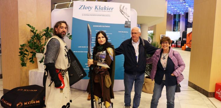 Dumni faworyci przy tablicy wyników "Złotego Klakiera". 50. FPFF w Gdyni, 23.09.2025 r. (fot. Radio Gdańsk/Piotr Puchalski)