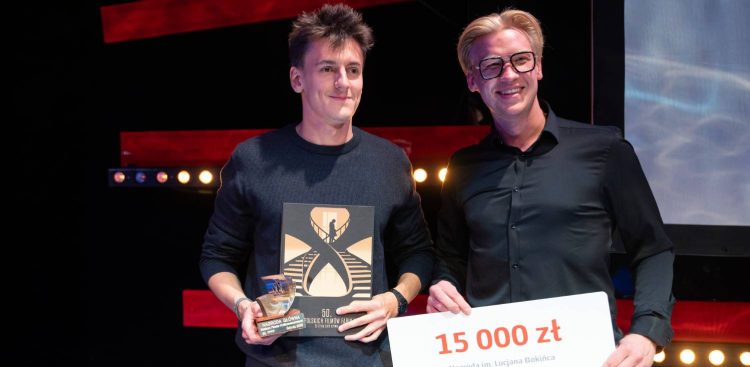 Mikołaj Piszczan (L) odbiera nagrodę za Najlepszy Film Krótkometrażowy na 50. FPFF w Gdyni, 26.09.2025 r. (fot. Anna Bobrowska/KFP/FPFF)