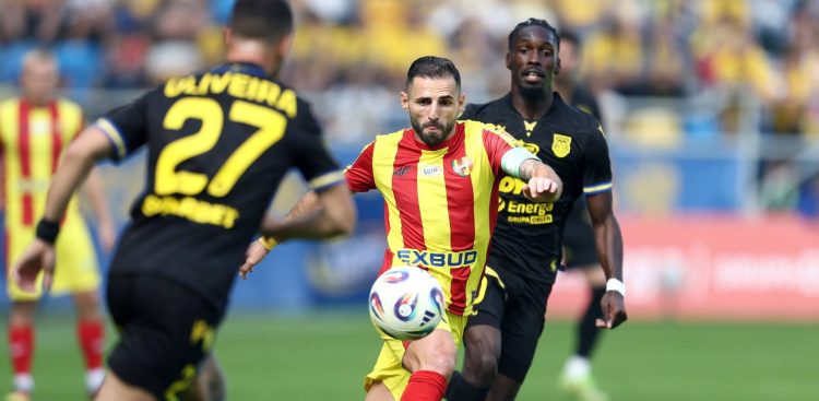 Piłkarz Arki Gdynia Aurelien Nguiamba i Edu Espiau z Korony Kielce (fot. PAP/Piotr Matusewicz)