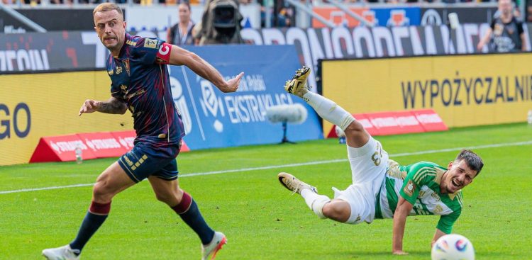 Piłkarz Pogoni Szczecin Kamil Grosicki (L) i Miłosz Kałahur (P) z Lechii Gdańsk podczas meczu Ekstraklasy. Szczecin, 21.09.2025 r. (fot. PAP/Jerzy Muszyński)