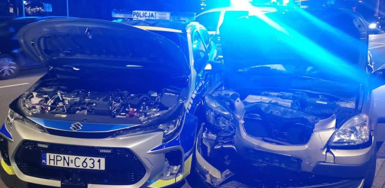 W Sopocie doszło do kolizji uciekającego auta z radiowozem blokującym drogę (fot. KMP w Sopocie)