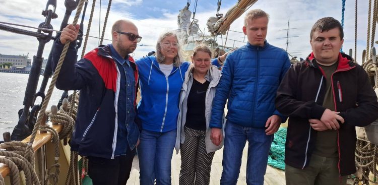 Niewidomi i niedowidzący uczestnicy rejsu w ramach projektu "Zobaczyć Morze" wrócili do Gdyni na pokładzie żaglowca "Zawisza Czarny" - 15.09.2025 r. (fot. Radio Gdańsk/Anna Rębas)