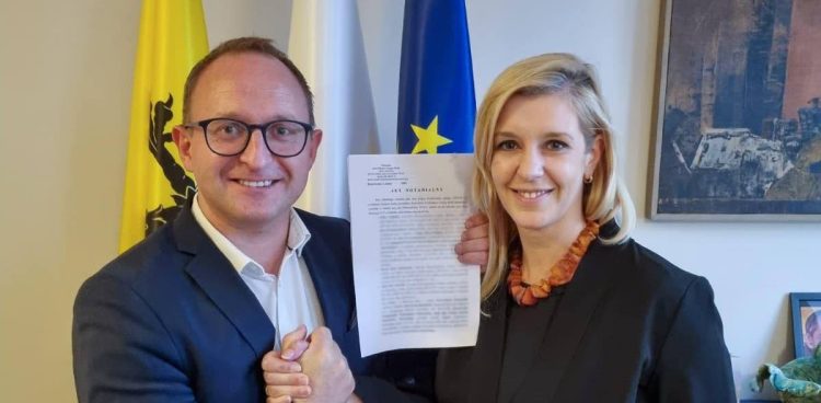 Wicemarszałek województwa pomorskiego Marcin Skwierawski i wiceprezydentka Gdańska Emilia Lodzińska podczas podpisania aktu notarialnego (fot. Facebook/Emilia Lodzińska)