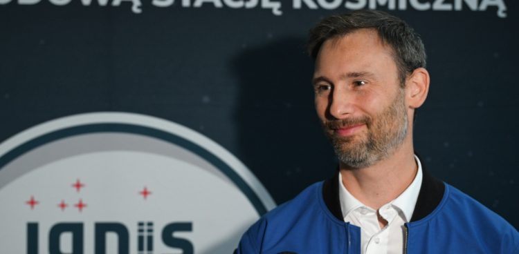 Polski astronauta projektowy Europejskiej Agencji Kosmicznej Sławosz Uznański-Wiśniewski podczas konferencji prasowej „IGNIS - Polska sięga gwiazd”, zapowiadającej ogólnopolską trasę technologiczno-naukową misji IGNIS (Fot. PAP/Radek Pietruszka)