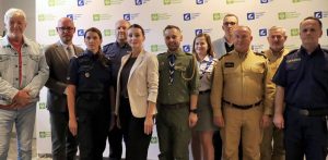 Przedstawiciele policji, straży pożarnej, Straży Granicznej, służb sanitarnych i WOPR oraz harcerze spotkali się z wojewodą pomorską Beatą Rutkiewicz, by podsumować wakacje (fot. Pomorski Urząd Wojewódzki w Gdańsku)