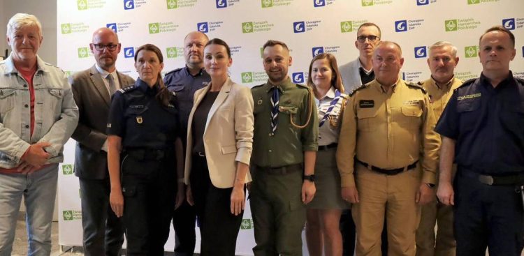 Przedstawiciele policji, straży pożarnej, Straży Granicznej, służb sanitarnych i WOPR oraz harcerze spotkali się z wojewodą pomorską Beatą Rutkiewicz, by podsumować wakacje (fot. Pomorski Urząd Wojewódzki w Gdańsku)