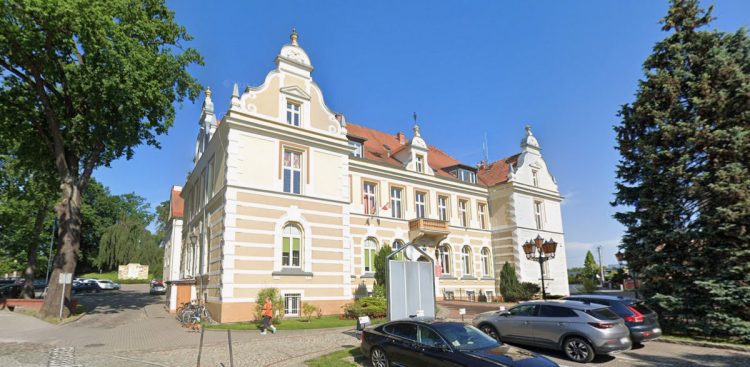 Budynek Starostwa Powiatowego w Chojnicach (fot. Google Street View)
