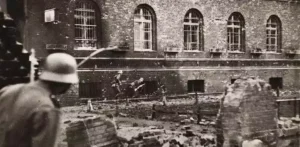 Walki przed siedzibą Poczty Polskiej w Gdańsku (fot. Archiwum Muzeum Gdańska / Hans Sönnke)