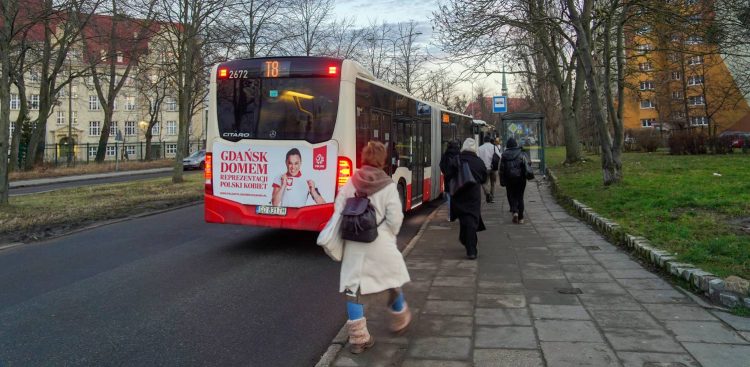 Komunikacja zastępcza w Gdańsku na okres remontu Mostu Siennickiego. Zastępczy autobus T8 na przystanku Głęboka, 16.01.2025 r. (fot. Paweł Marcinko/KFP)
