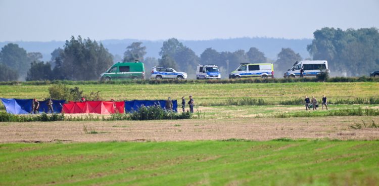 Służby w miejscu upadku rosyjskiego drona w miejscowości Oleśno (fot. PAP/Andrzej Jackowski)