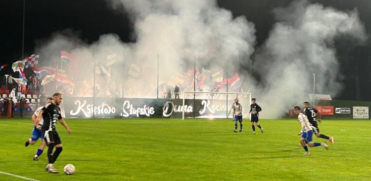 Zadymione boisko podczas meczu (fot. Radio Gdańsk/Łukasz Kosik)