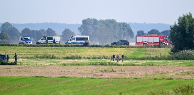 Oleśno, 10.09.2025. Służby w miejscu upadku rosyjskiego drona w miejscowości Oleśno (Fot. PAP/Andrzej Jackowski)