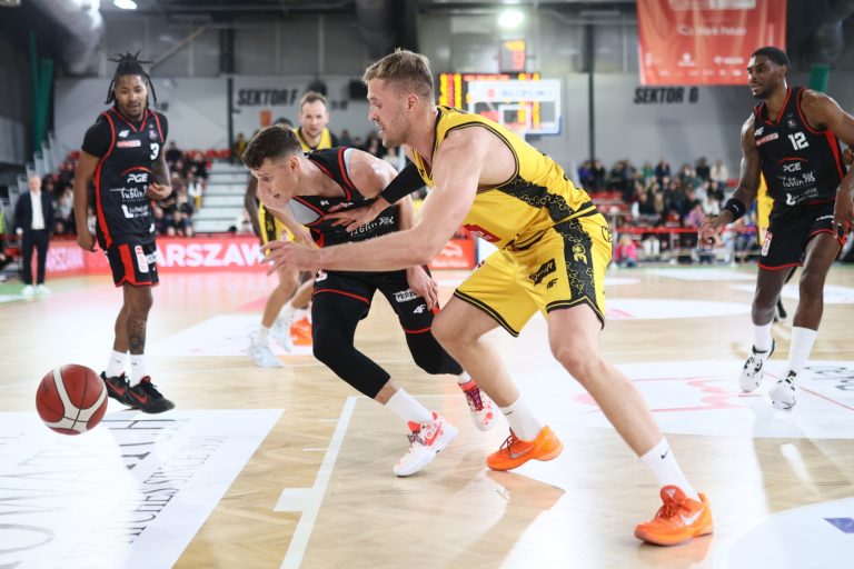 Warszawa, 28.09.2025. Koszykarz Energi Trefla Sopot Miko³aj Witliñski (C-P) i Micha³ Krasuski (C-L) z PGE Startu Lublin w fina³owym meczu o Superpuchar Polski w Warszawie, 28 bm. (mk) PAP/Leszek Szymañski