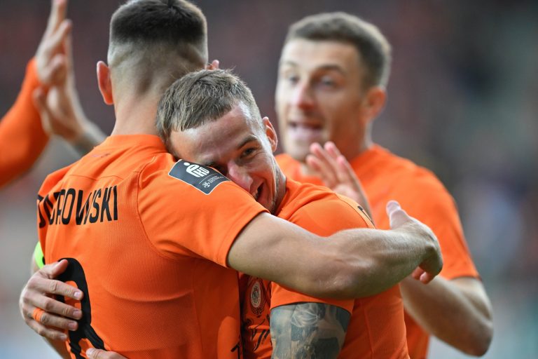 Lubin, 29.09.2025. Pi³karze KGHM Zag³êbia Lubin Adam Radwañski (C) i Damian D¹browski (L) ciesz¹ siê z gola podczas meczu Ekstraklasy z Ark¹ Gdynia, 29 bm. (gj) PAP/Maciej Kulczyñski