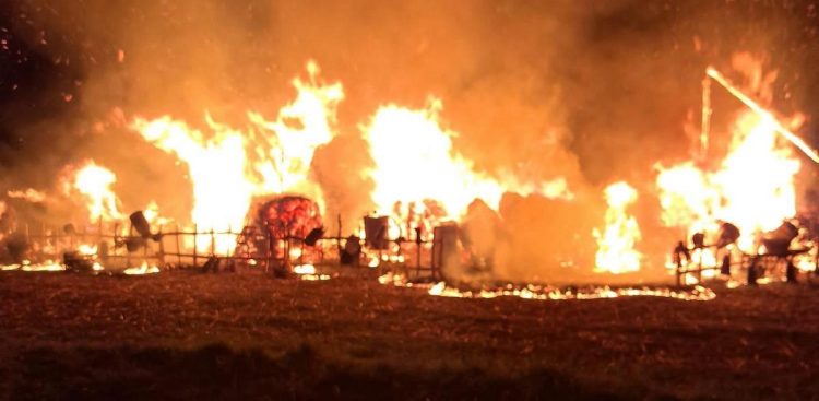 Płonący witacz w Dąbrównie (fot. Gmina Potęgowo)