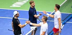 Jan Zieliński (2P) i Karol Drzewiecki (P) po wygranym pojedynku deblowym z Brytyjczykami Lloydem Glasspoolem (2L) i Julianem Cashem (L) (fot. PAP/Andrzej Jackowski)