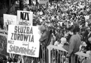 Wyjscie ze Stoczni Gdanskiej strajkujacych po zakonczonym strajku.
sierpirn 1988
(fot. Leszek Biernacki / KFP)